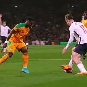 APP下载-足球比赛场上选手们的身影令人敬佩(足球运动员在球场上怎么形容他们)