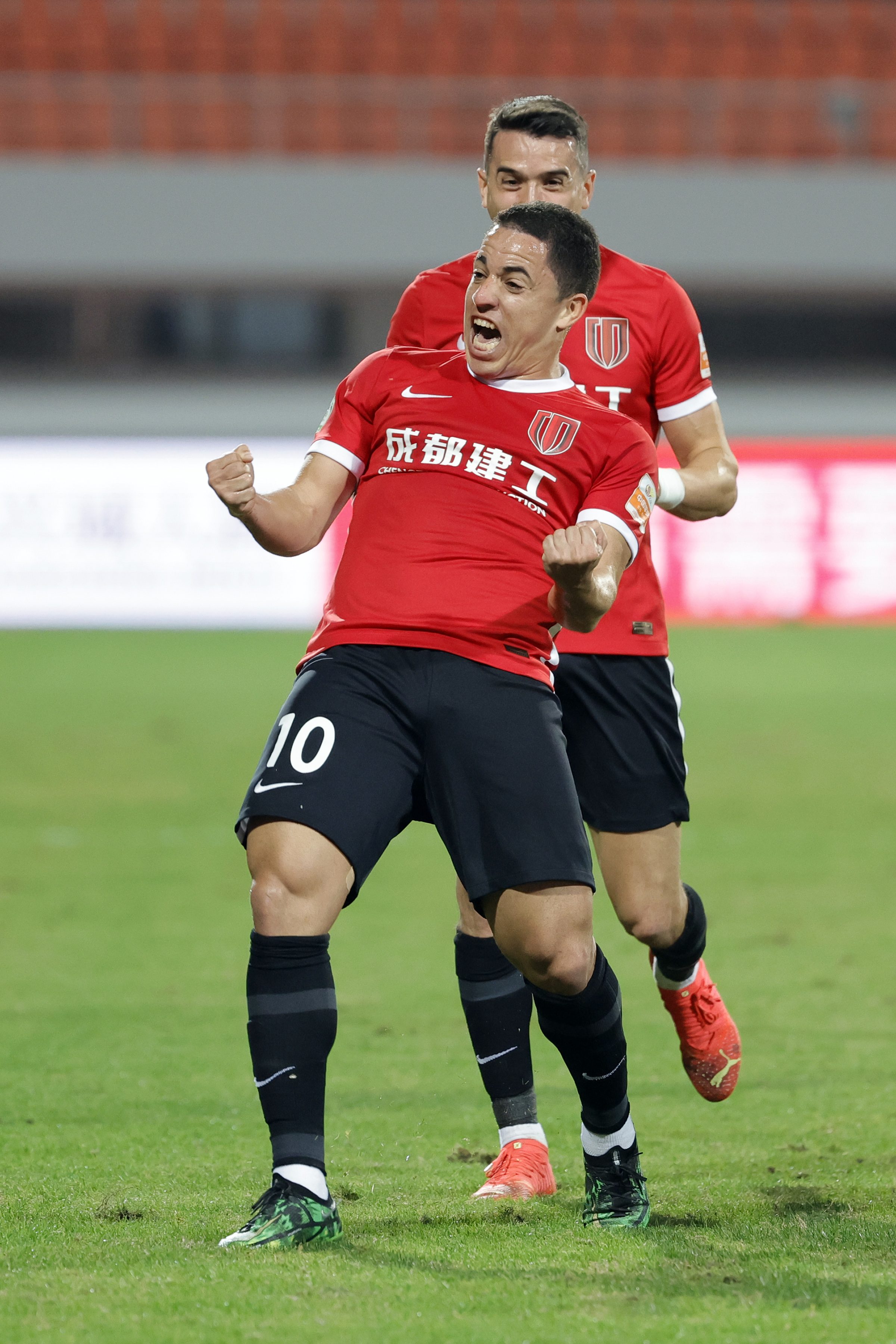 中国足球联赛惊险刺激,球员全力以赴比拼 中国足球联赛惊险刺激,球员全力以赴比拼