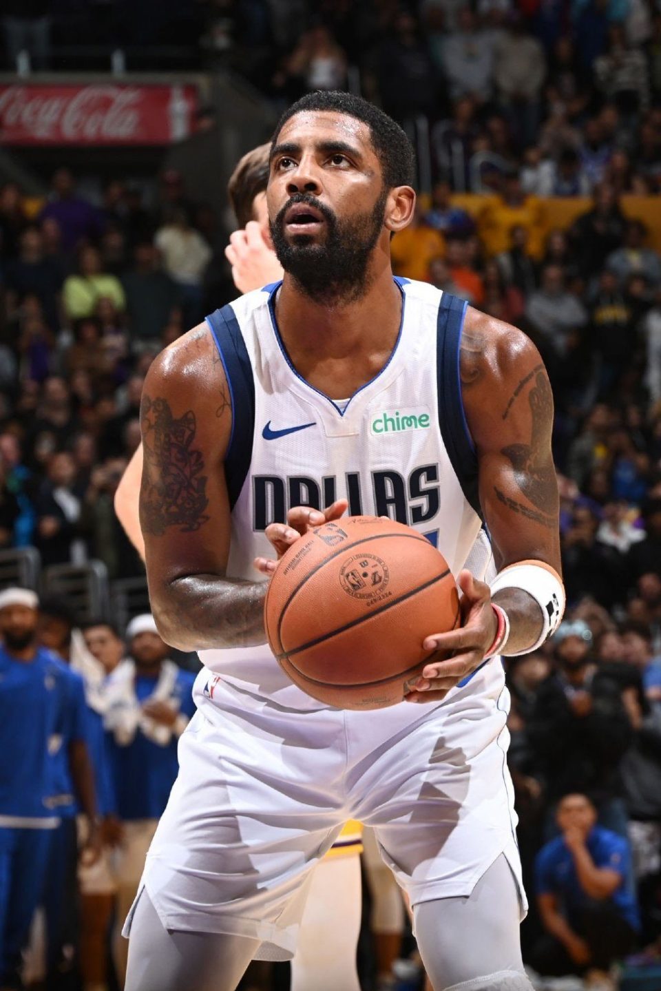 独行侠老板杰里-琼斯为巴尔鲍亚提供建议的简单介绍